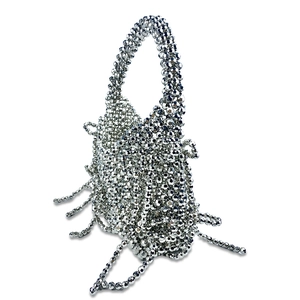Détail du sac à main en perles argentées avec design créatif de franges artisanales