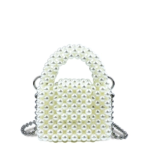 Borsa a mano in perle bianche fatta a mano con catena d'argento stile a tracolla