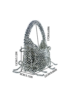 Sac à main artisanal en perles argentées avec design tissé et franges sur fond blanc neutre