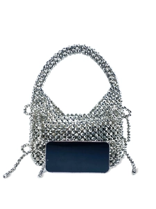 Sac à main argenté en perles métalliques avec franges, présenté avec un téléphone pour taille