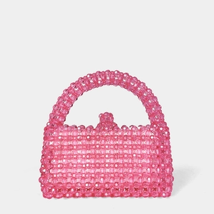 Vue détaillée du sac à main en perles roses avec perles acryliques tissées et fermoir boule