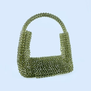 Detailansicht der olivgrünen Perlenstruktur und des geflochtenen Designs dieser Abendtasche