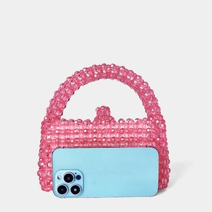 Sac en perles acryliques roses fait main montrant la capacité pour un smartphone
