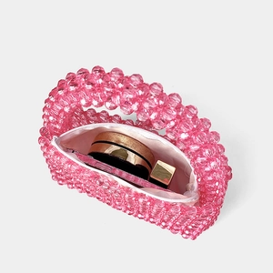 Détails du sac à main perlé en acrylique rose avec fermeture éclair et maquillage