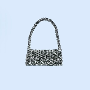 Détail du sac à main perlé argenté montrant le motif triangle et la texture tissée