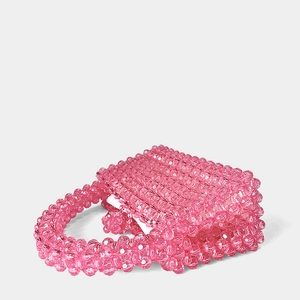 Vue détaillée du mini sac à main rose en perles acryliques avec texture tissée à la main