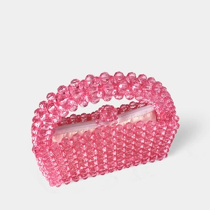 Détail du sac à main perlé rose avec doublure en satin et fermeture éclair sécurisée