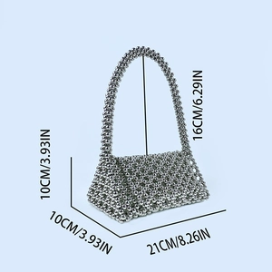 Tableau des tailles d'un sac à main argenté perlé avec dimensions de 21x10x10 cm