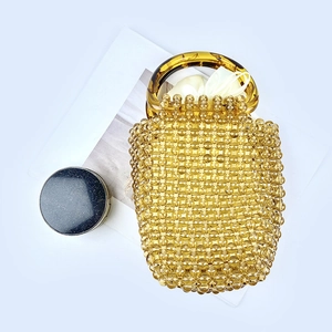 Borsa a mano con perle color ambra, fodera interna in raso e manico rotondo in acrilico