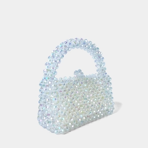 Détail d'un sac à main artisanal en perles de cristal aurora avec perles acryliques irisées