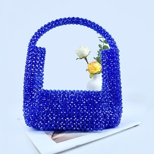 Details der blauen Perlenhandtasche mit Hohlgewebe und abgerundetem Tragegriff