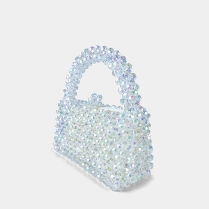 Gros plan sur un sac en perles acryliques fait main montrant l'éclat irisé et le tissage