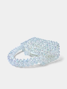 Détail du sac à main en perles de cristal irisées avec des billes acryliques