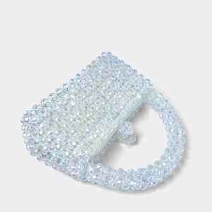 Détail du sac à main en perles de cristal colorées avec poignée ronde et fini aurore