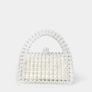 Gros plan d'un sac à main artisanal en perles acryliques avec texture cristal facettée
