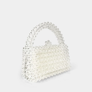 Détail du sac à main en perles de cristal acrylique avec motif de tissage translucide