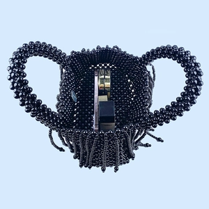 Vue intérieure montrant la capacité de ce sac à main noir en perles tressées avec franges