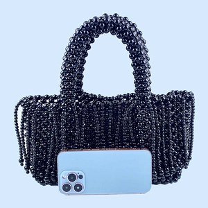 Vue détaillée du mini sac à main perlé noir tissé à la main avec franges et téléphone