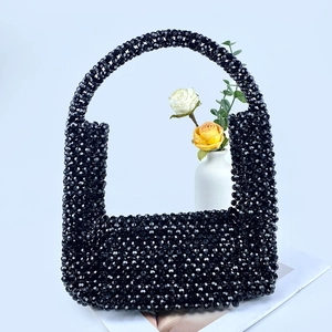 Detail einer handgefertigten schwarzen Perlenhandtasche mit facettierten Perlen