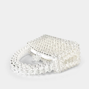 Détail d'un sac à main blanc fait main en perles avec fermeture éclair et poignée tissée