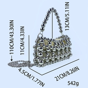 Guide des dimensions du sac à main perlé argenté avec mesures de la bandoulière et anse