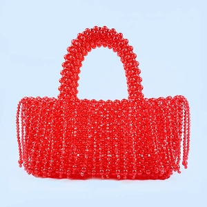 Détails du sac à main en perles rouges avec glands et textures cristallines