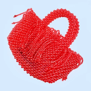 Gros plan du sac panier rouge fait main en perles avec glands sur fond bleu clair