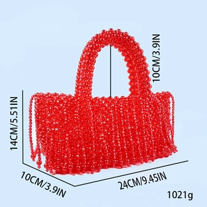 Vue détaillée du sac à main rouge en perles avec dimensions et pompons décoratifs