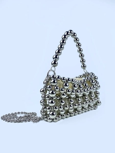Sac à main carré en perles métalliques argentées avec poignée et bandoulière