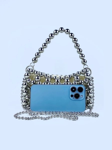 Mini sac à bandoulière en perles argentées avec poignée et chaîne en métal poli