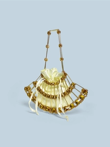 Detailansicht der fächerförmigen goldenen Abendtasche mit Bernsteinsteinen und Satin-Innentasche