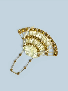 Detail des goldenen Metall-Fächerrahmens und der Satin-Innentasche für Abend-Clutch