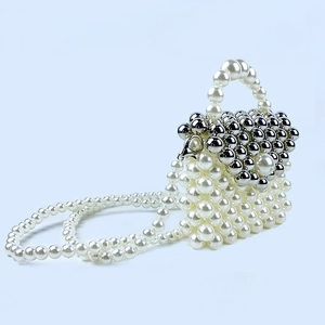 Detail der handgefertigten Mini-Perlentasche mit silbernen Perlen und langem Perlenriemen
