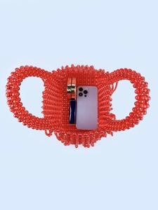 Sac à main en perles rouges fait main avec pompons montrant l'espace de rangement