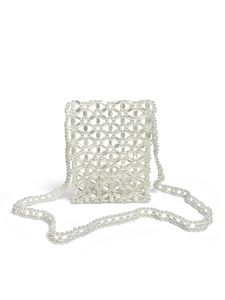 Dettaglio borsa artigianale in perle crema con motivi floreali e paillettes