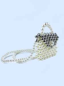Elegante Mini-Handtasche aus Perlen gewebt mit silbernen Akzenten und Schultergurt