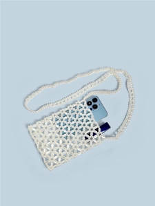 Borsa a tracolla fatta a mano con perle bianche e design intrecciato porta cellulare