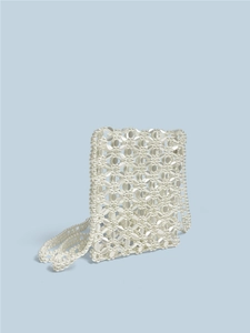 Borsa a tracolla fatta a mano in perle bianche con elegante motivo floreale traforato