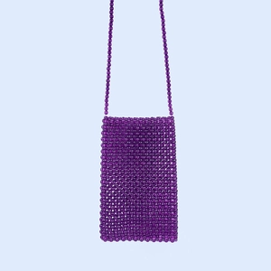 Vue détaillée du petit sac à bandoulière en perles violettes fait à la main en acrylique