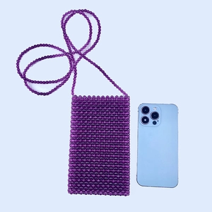 Détail du sac à bandoulière en perles violettes fait main montrant la texture tissée