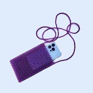 Vue détaillée d'un sac pour téléphone en perles violettes fait main avec bandoulière