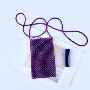 Détail d'un mini sac à bandoulière en perles violettes transparentes fait à la main