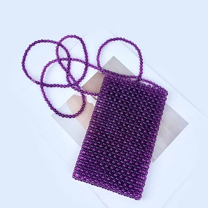 Détail d'un sac à perles violettes fait main avec perles tissées et bandoulière