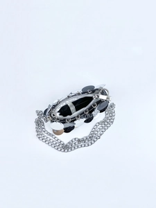 Mini borsa a catena con paillettes intrecciate a mano nero e argento per look da sera