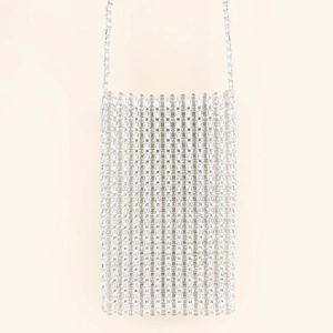 Détail du tissage complexe d'un sac à bandoulière fait main en perles transparentes de luxe