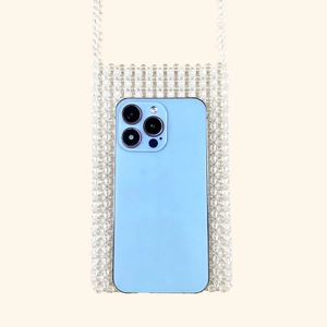 Détail d'un sac pour téléphone en perles acryliques transparentes fait à la main
