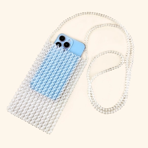 Détail d'un sac de téléphone fait main en perles transparentes avec tissage précis