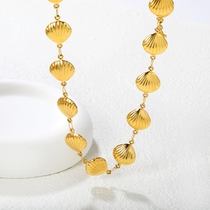 Collier en acier inoxydable plaqué or 18 carats avec pendentifs coquillages de style marin