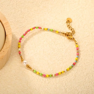 Bracciale di perline colorate con sfere in acciaio inossidabile dorato e perla