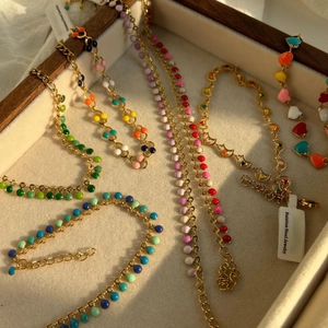Regenbogen Emaille Herz Armbänder aus vergoldetem Edelstahl in stilvoller Schmuckbox
